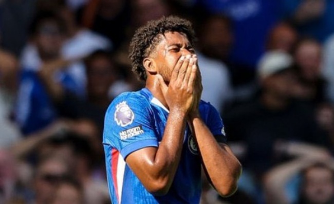 Santos bỏ lỡ cơ hội ghi bàn cho Chelsea.