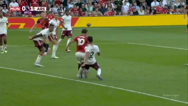 Trọng tài gây tranh cãi khi không thổi phạt tình huống va chạm giữa Saliba với Cunha.