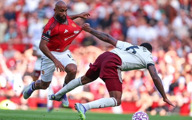 Mbeumo làm khổ hàng thủ Arsenal