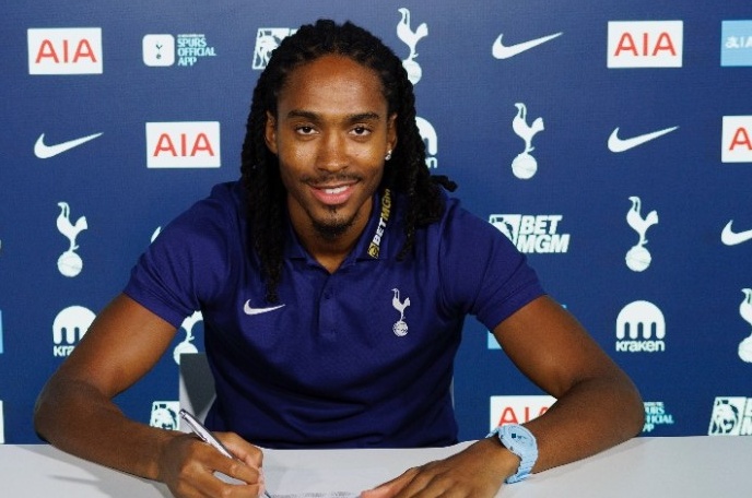 Djed Spence ký hợp đồng mới với Tottenham.