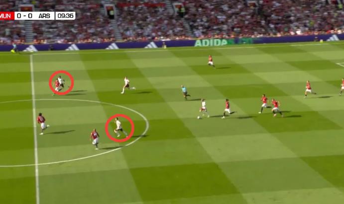 Cặp cánh của Arsenal bó vào trung lộ thay vì dạt cánh.