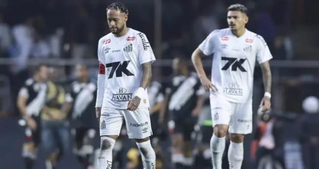 Neymar bật khóc sau trận thua thảm hại.