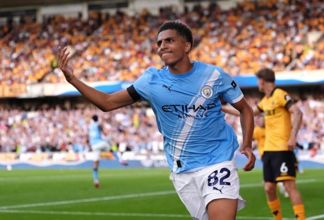 Lewis được liên hệ rời Man City.