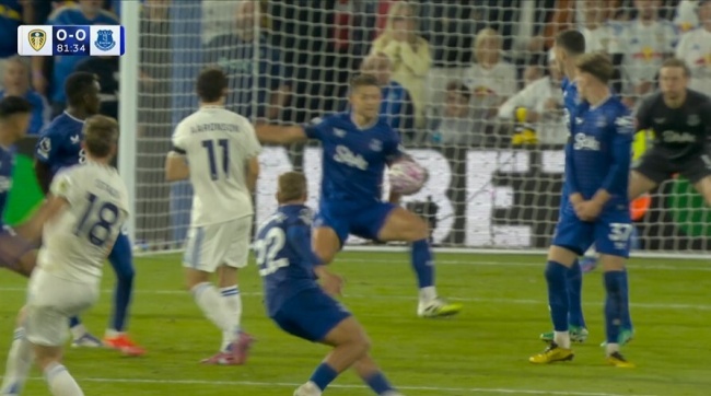 Tình huống Tarkowski để bóng chạm tay trong vòng cấm.