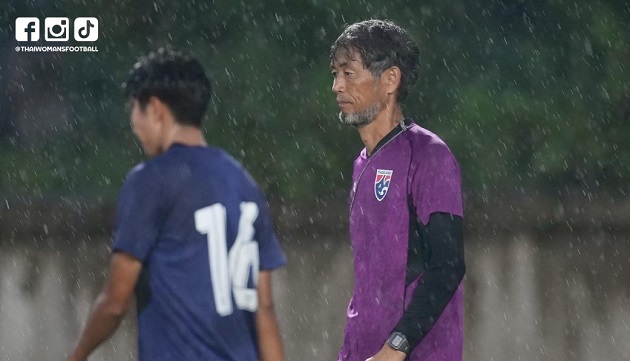 ĐT nữ Thái Lan tập luyện dưới trời mưa.