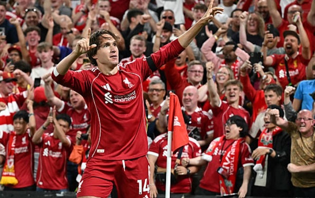 Chiesa ghi bàn trong ngày khai màn.