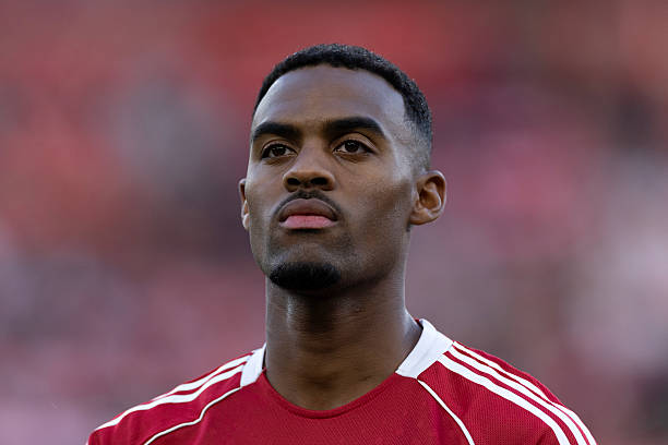 Gravenberch sẽ mang đến lời giải cho The Kop.