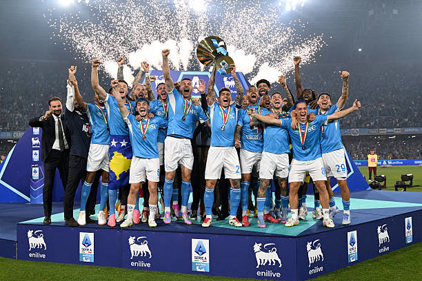 Napoli bước vào mùa giải với áp lực của Nhà đương kim vô địch. 