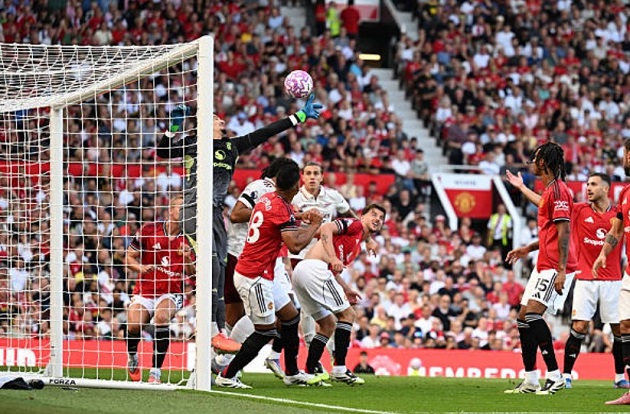 Những quả phạt góc tiếp tục là nỗi ám ảnh với Bayindir.