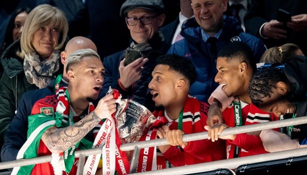 Ảnh bài viết Di sản độc hại: Man United bị 'trói chân' bởi lương khủng và những bản hợp đồng hớ
