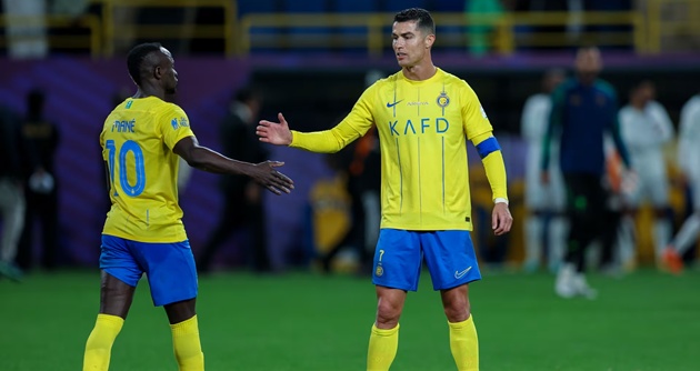 Ảnh bài viết Ronaldo phản ứng gắt với trọng tài vì thẻ đỏ của Mane