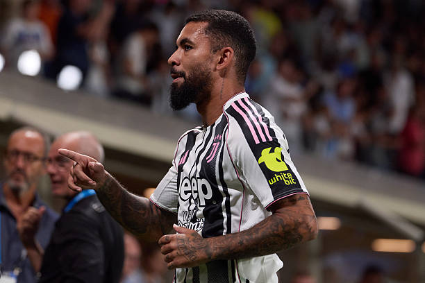 Luiz đang tiến gần đến cánh cửa rời khỏi Juventus.