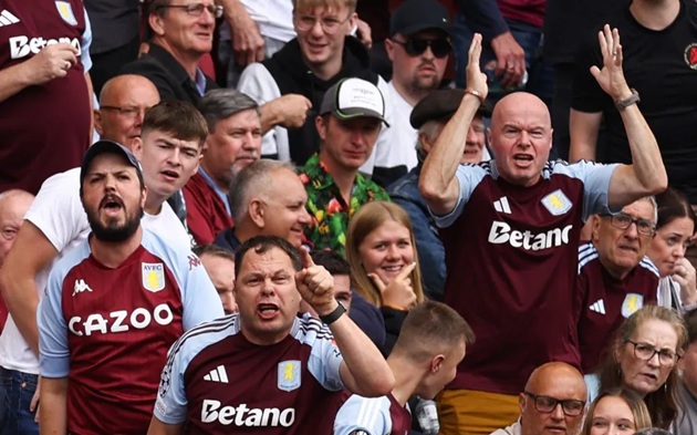 CĐV trên khán đài có hàng loạt lý do để bất mãn.