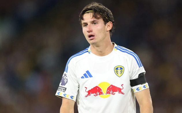 Aaronson bị CĐV nhà la ó.