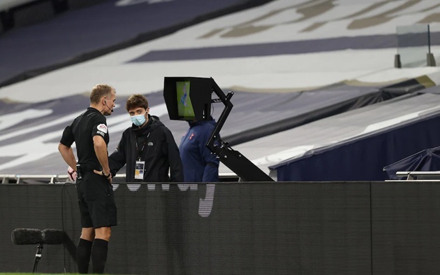 Graham Scott tham khảo VAR khi làm trọng tài chính.