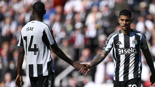 Ảnh bài viết CĐV Newcastle thích thú với "lời thách thức" của Guimaraes dành cho Isak