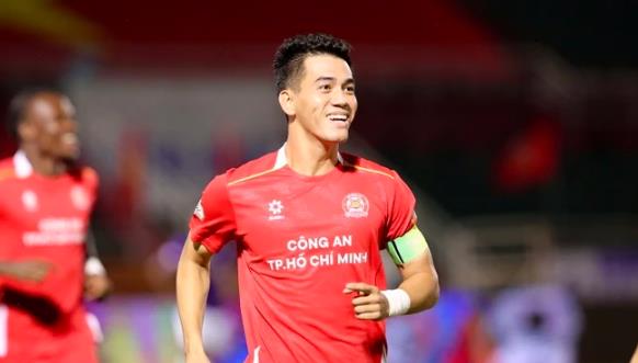 Tiến Linh có thêm đối tác trên hàng công.