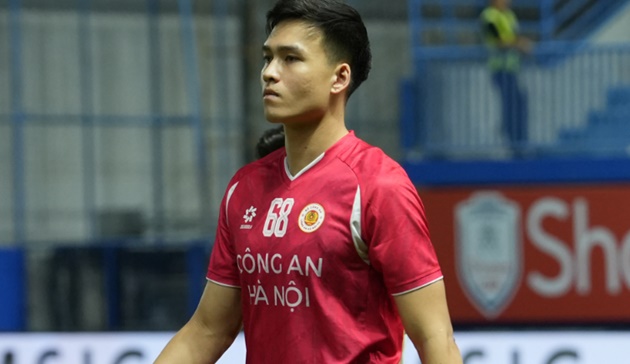 Việt Anh va chạm mạnh với đối thủ và chấn thương ở vùng đầu.