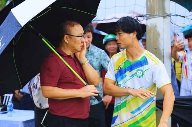 Công Phượng và thầy Park gặp lại trong trận giao hữu.