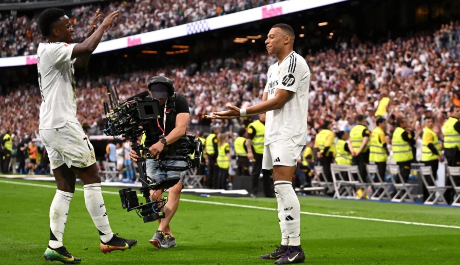 Kylian Mbappe đang chơi nổi bật hơn hẳn Vinicius Jr. 