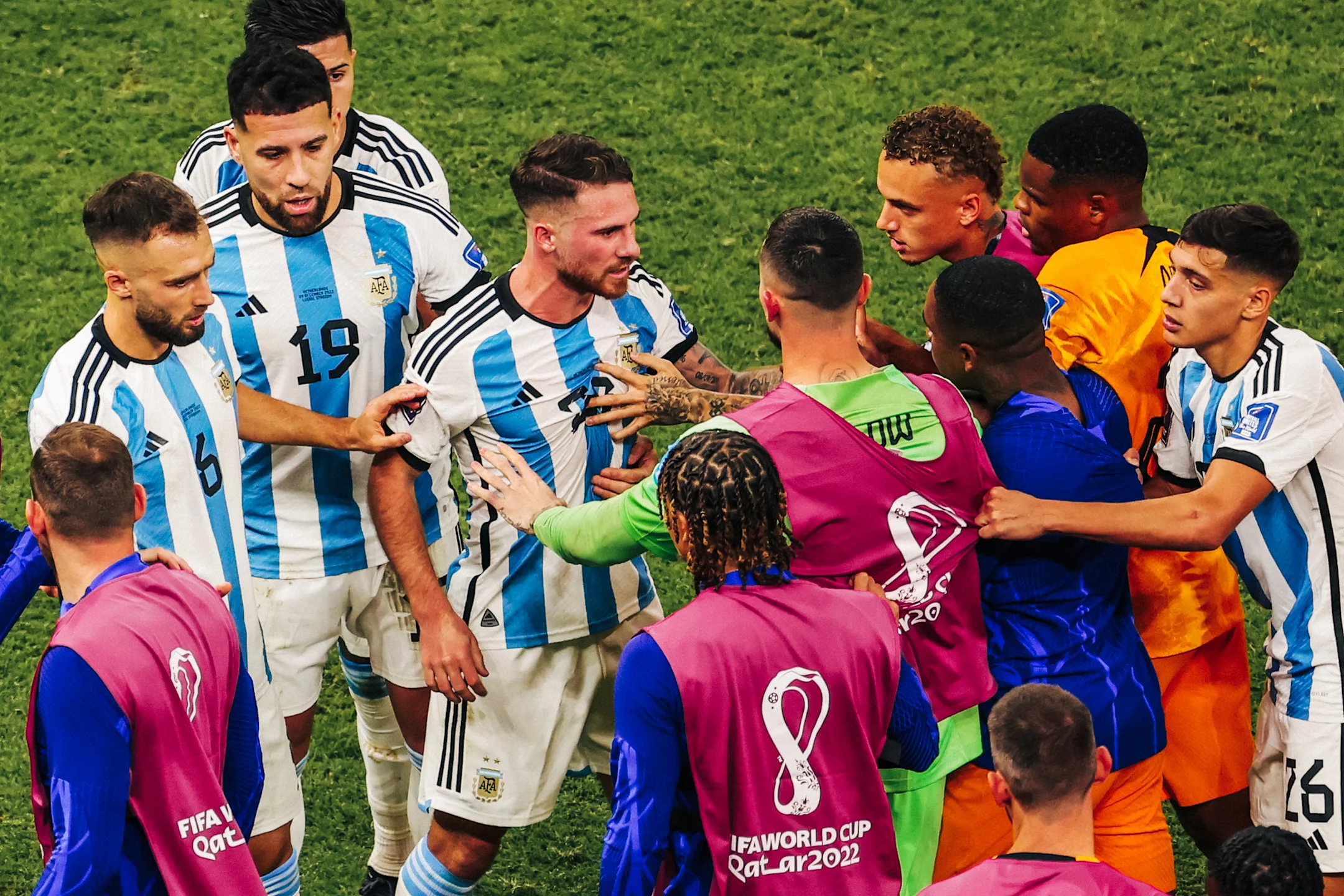 Màn va chạm trong trận bán kết World Cup 2022