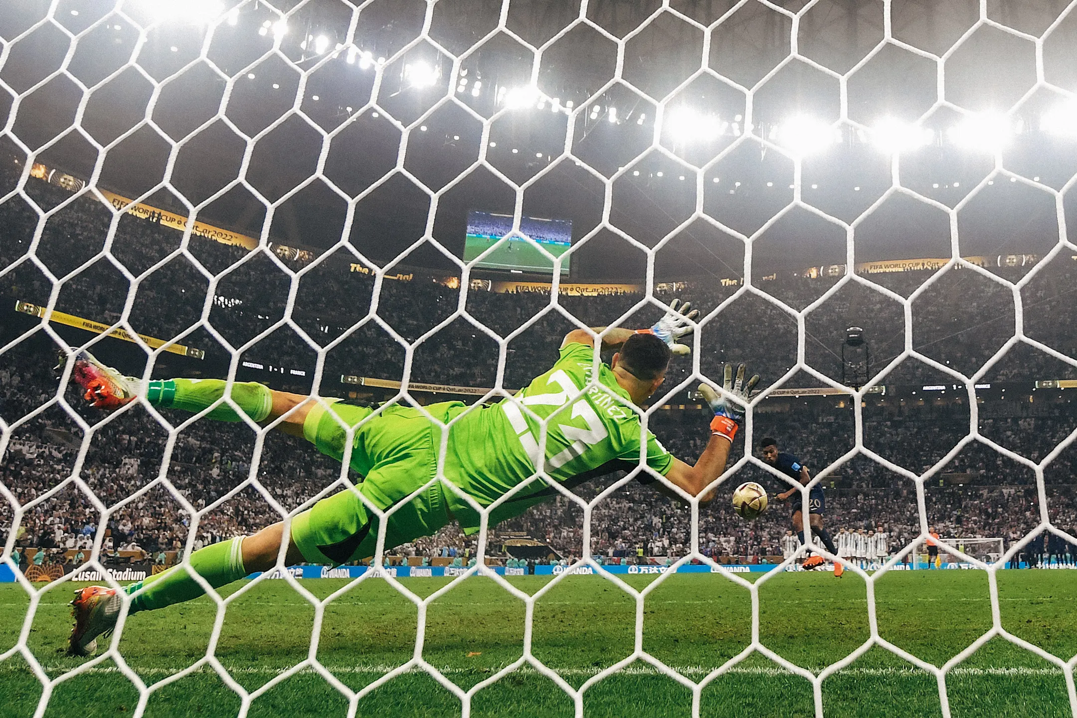 Emiliano Martinez cản phá ngoạn mục trên chấm phạt đền