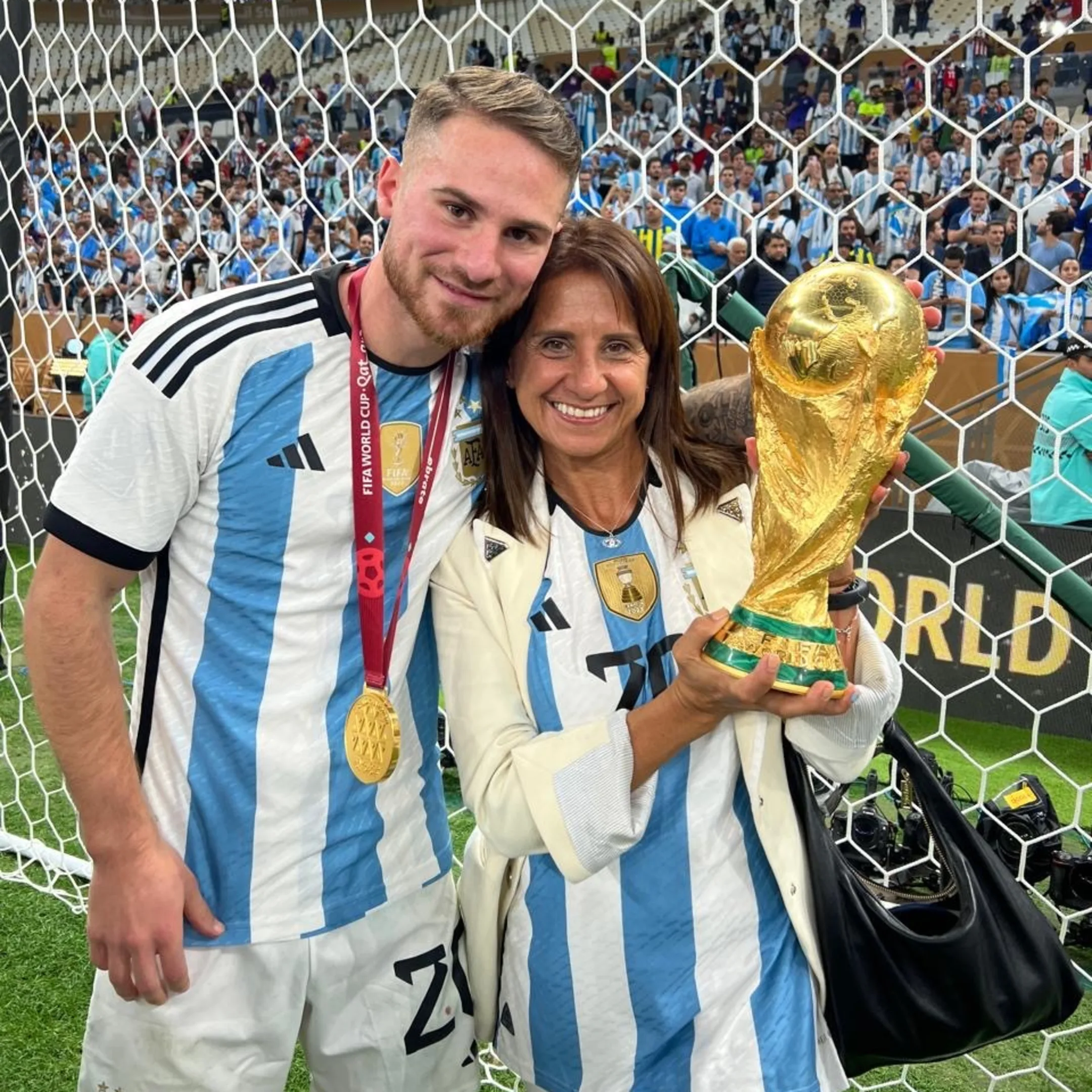 Allister ăn mừng chức vô địch World Cup cùng người mẹ