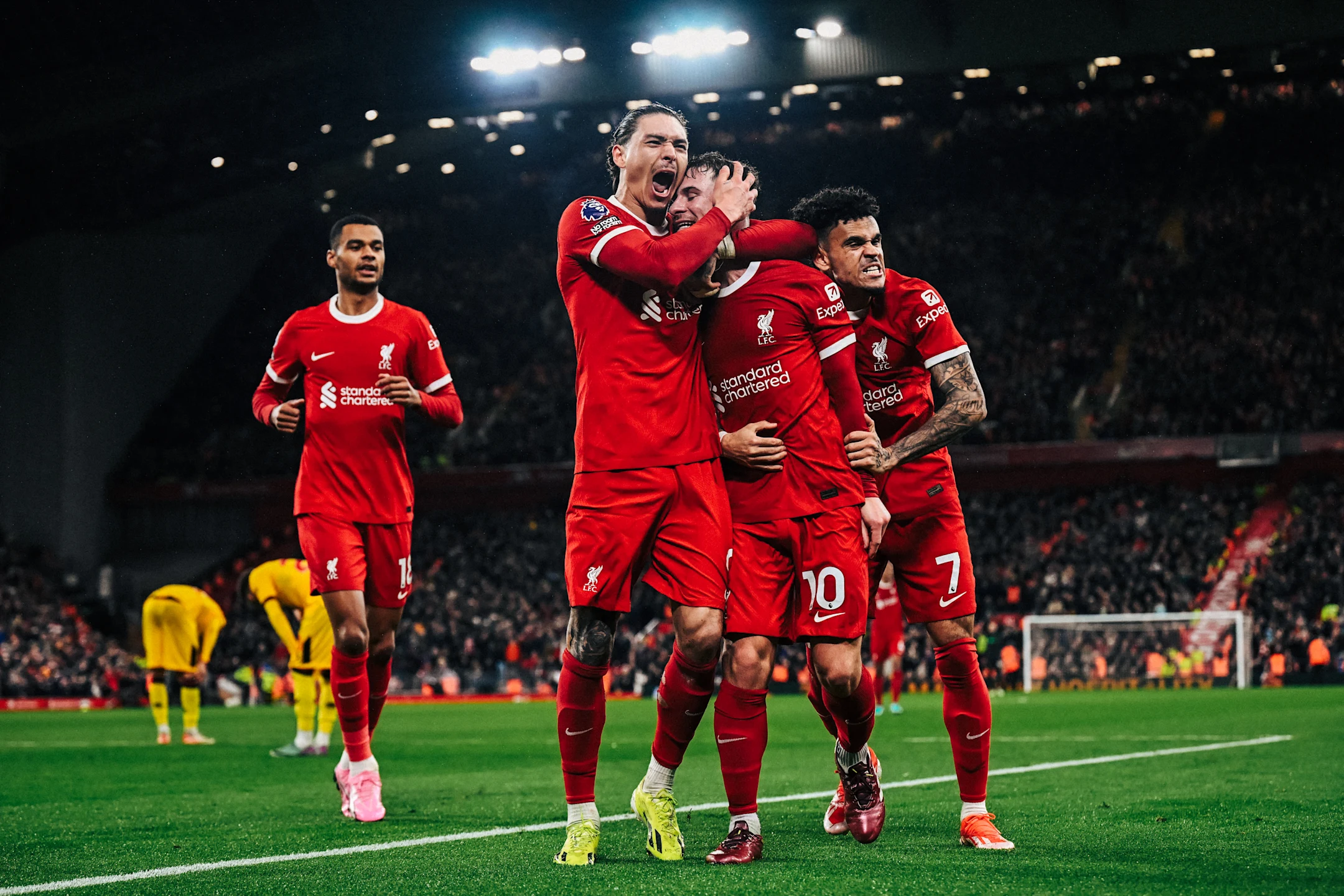 Allister ăn mừng cùng Luiz Diaz và Darwin Nunez
