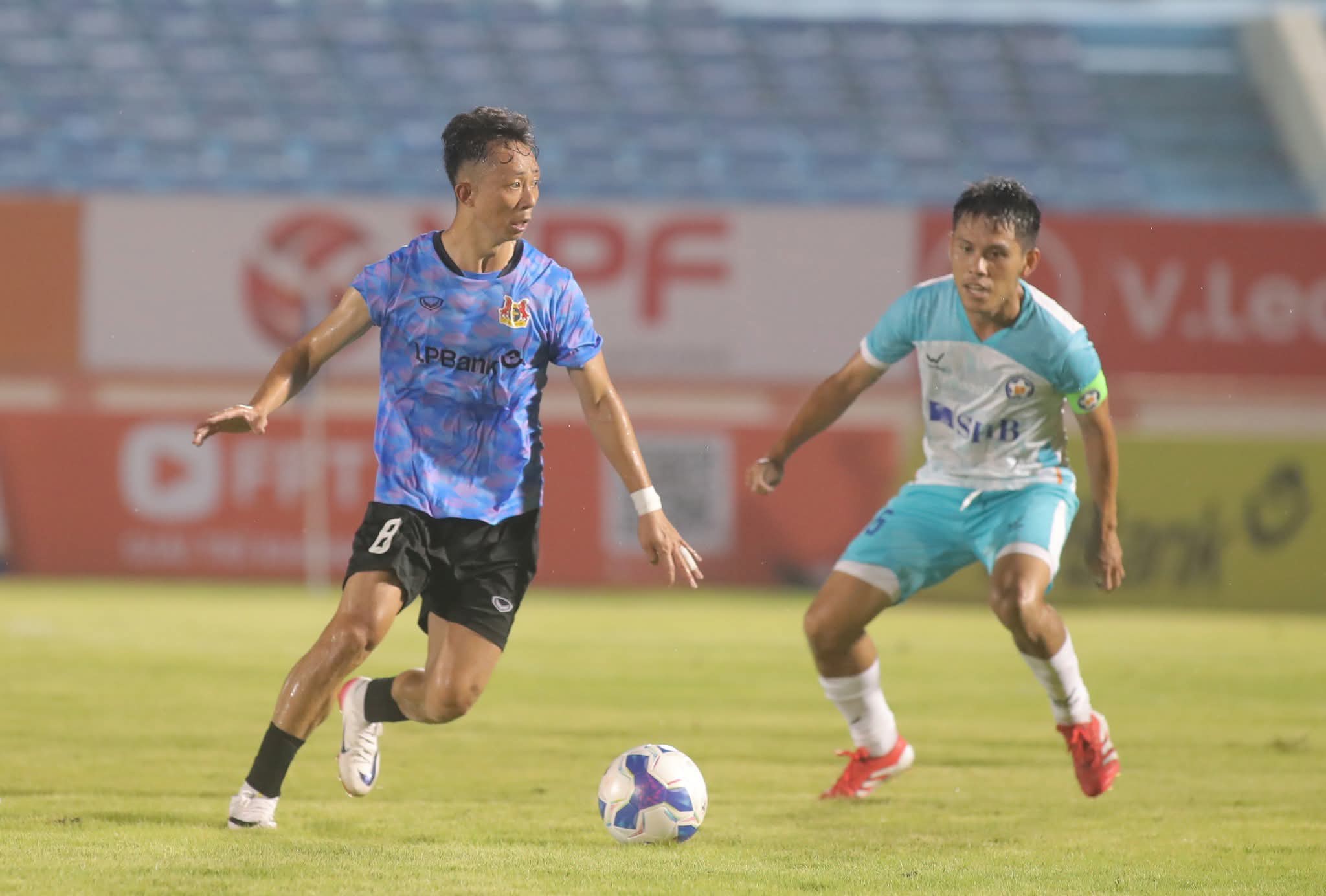 Châu Ngọc Quang (trái) là tân binh của Ninh Bình. Ảnh: Ninh Bình FC.