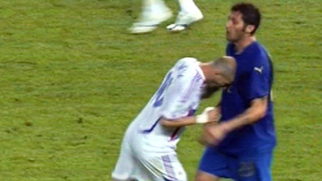 Zidane đã phải nhận thẻ đỏ sau pha húc đầu vào ngực Matterazzi năm 2010.