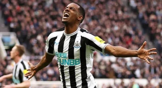 Isak đang gây rối loạn ở Newcastle.