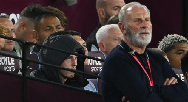 Cole Palmer chấn thương trong lúc khởi động ở trân đấu với West Ham.