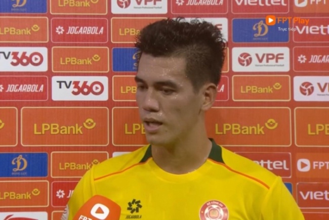 Tiến Linh thất vọng khi đội nhà thua 0-3.