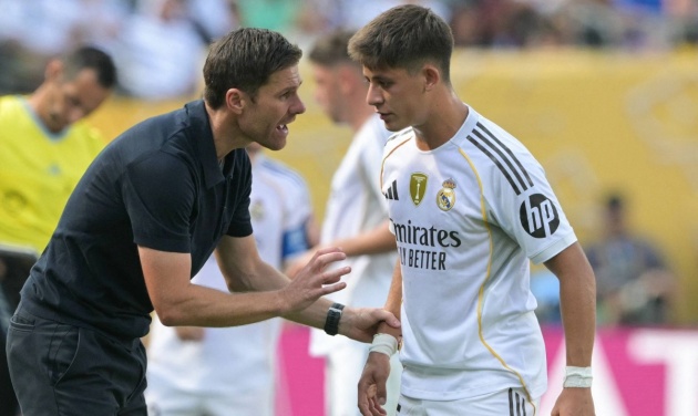 Hàng tiền vệ vẫn là cơn đau đầu của Alonso.