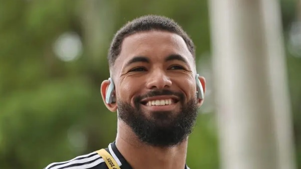 Luiz chuyển đến chơi cho Forest từ Juve theo dạng cho mượn.