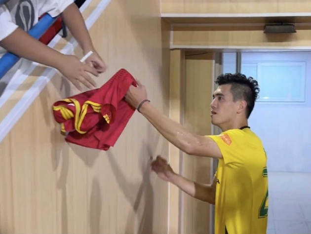 Ảnh bài viết Tiến Linh gặp sự cố trượt ngã