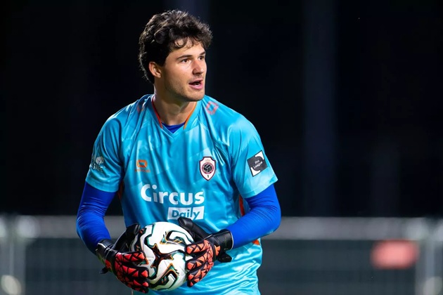 Anh có thế mạnh là sự điềm tĩnh trong khung gỗ.