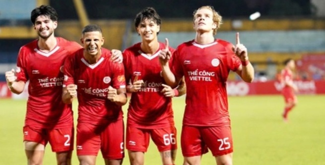 Damian Vũ Thanh An ăn mừng cùng các đồng đội.