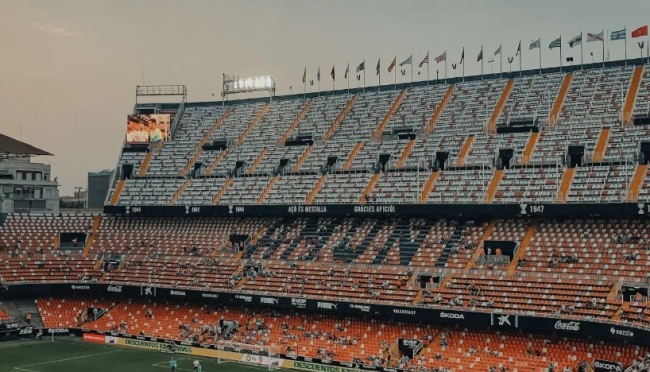 Barcelona gặp khó về địa điểm thi đấu.