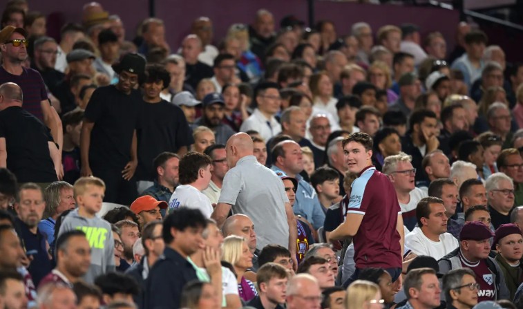 Các CĐV West Ham United lần lượt ra về sau khi chứng kiến West Ham thủng lưới đến 3 bàn chỉ sau hơn 30 phút.