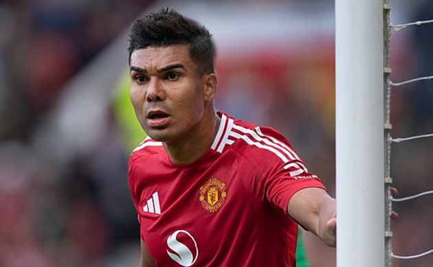 Ảnh bài viết Chuyển nhượng tối 23/8: Al Ittihad cân nhắc Casemiro; Barca từ chối bán Fermin