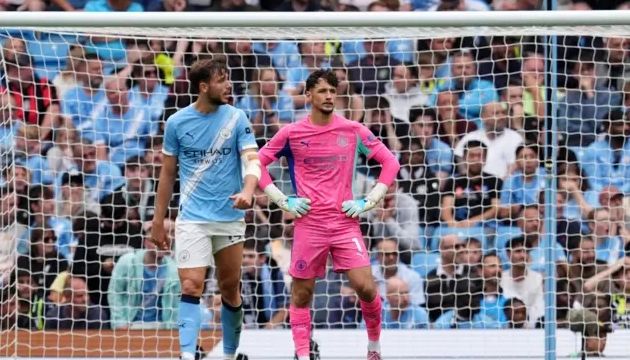Thủ môn và hàng thủ Man City liên tục mắc sai lầm.
