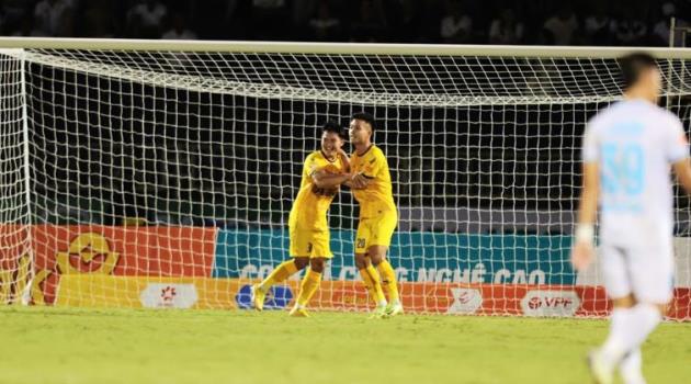 Ảnh bài viết Nguyên Mạnh mắc sai lầm, SLNA ngược dòng đánh bại Nam Định