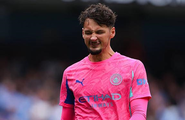 James Trafford mắc sai lầm tai hại khiến Manchester City thua đau Tottenham Hotspur.