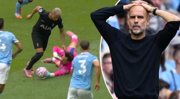 Pep ôm đầu trước sai lầm của James Trafford.