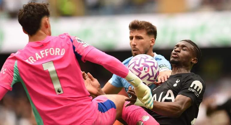 James Trafford may mắn thoát thẻ đỏ.