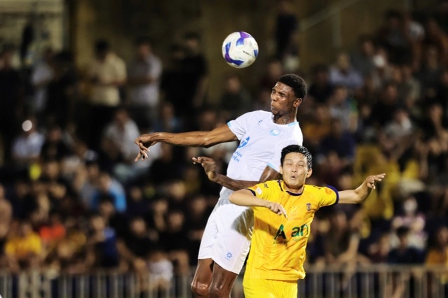 Ảnh bài viết Nghệ An thắng sốc, Văn Khánh chỉ cách khóa chặt Hudlin