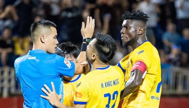 Tình huống gây tranh cãi trong trận SLNA thắng Nam Định 2-1.