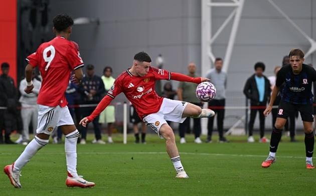 Ảnh bài viết Con trai Rooney ghi bàn, U18 MU hủy diệt Middlesbrough