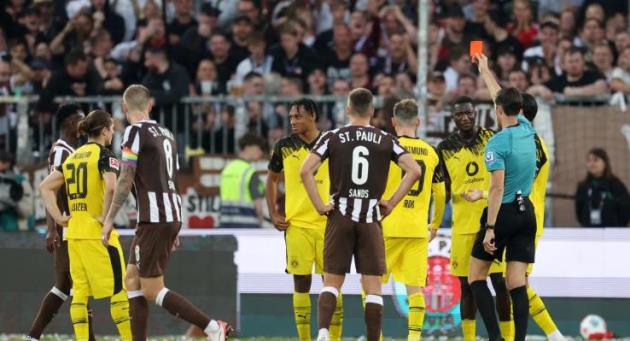 Filippo Mane nhận thẻ đỏ rời sân là bước ngoặt của trận đấu.